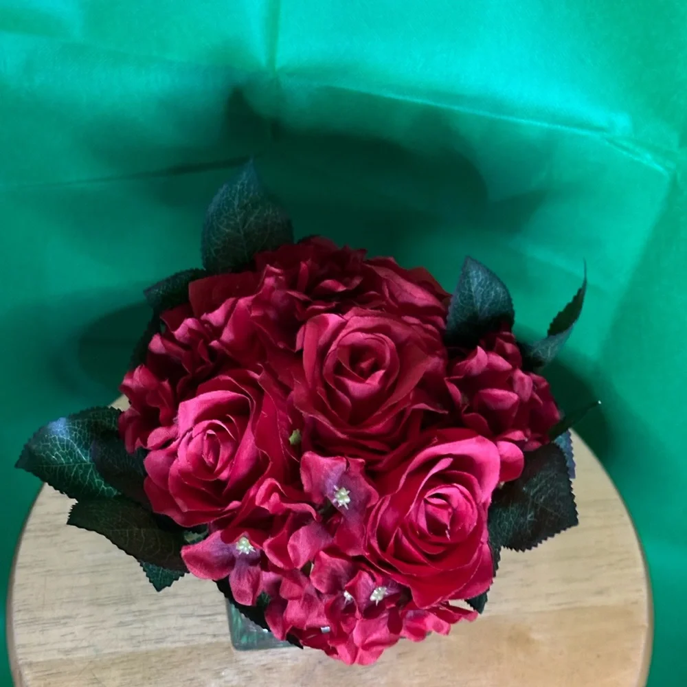 Home decor dark red silk flowers in vase